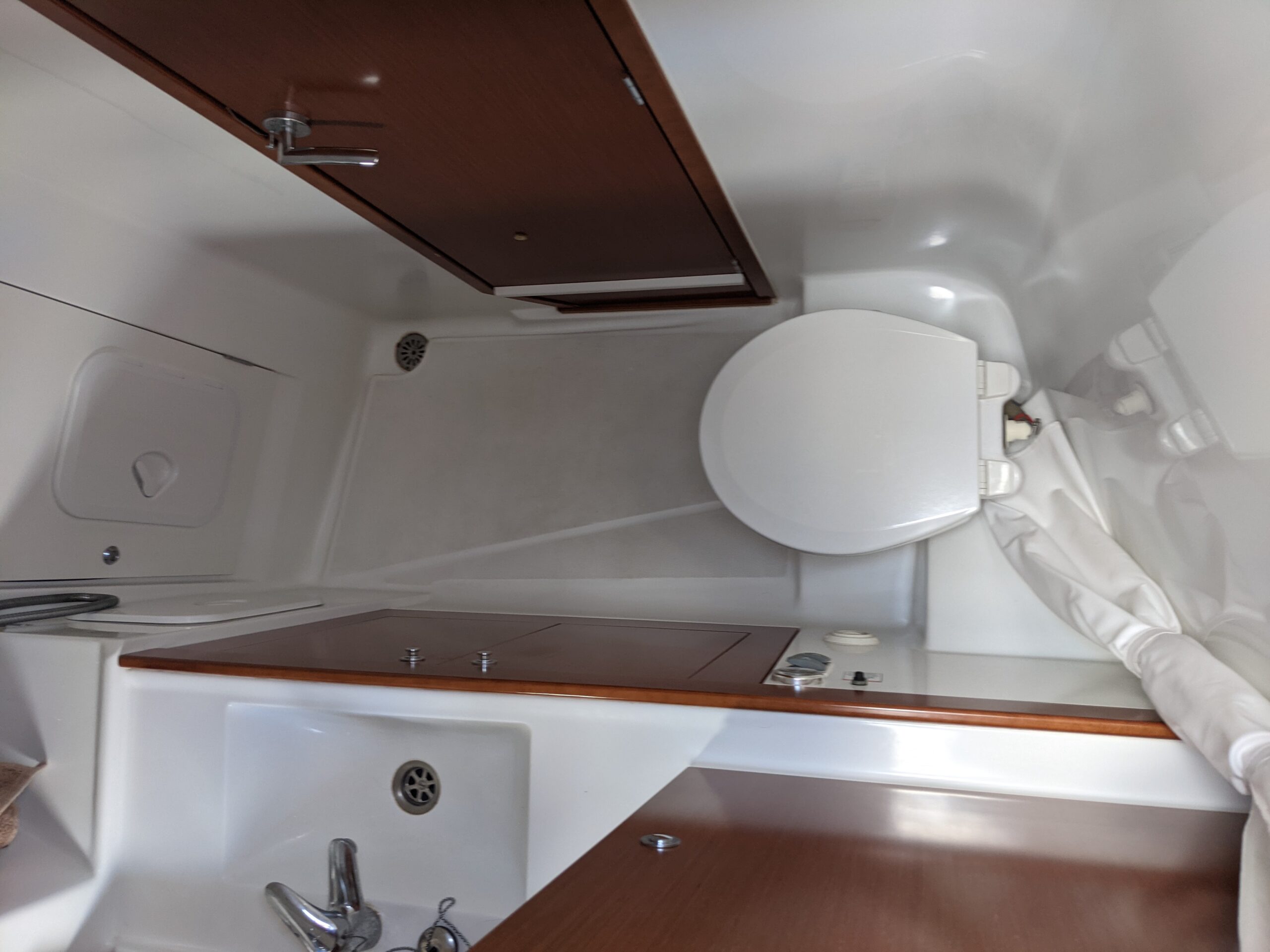 Heads with wc, shower and basin